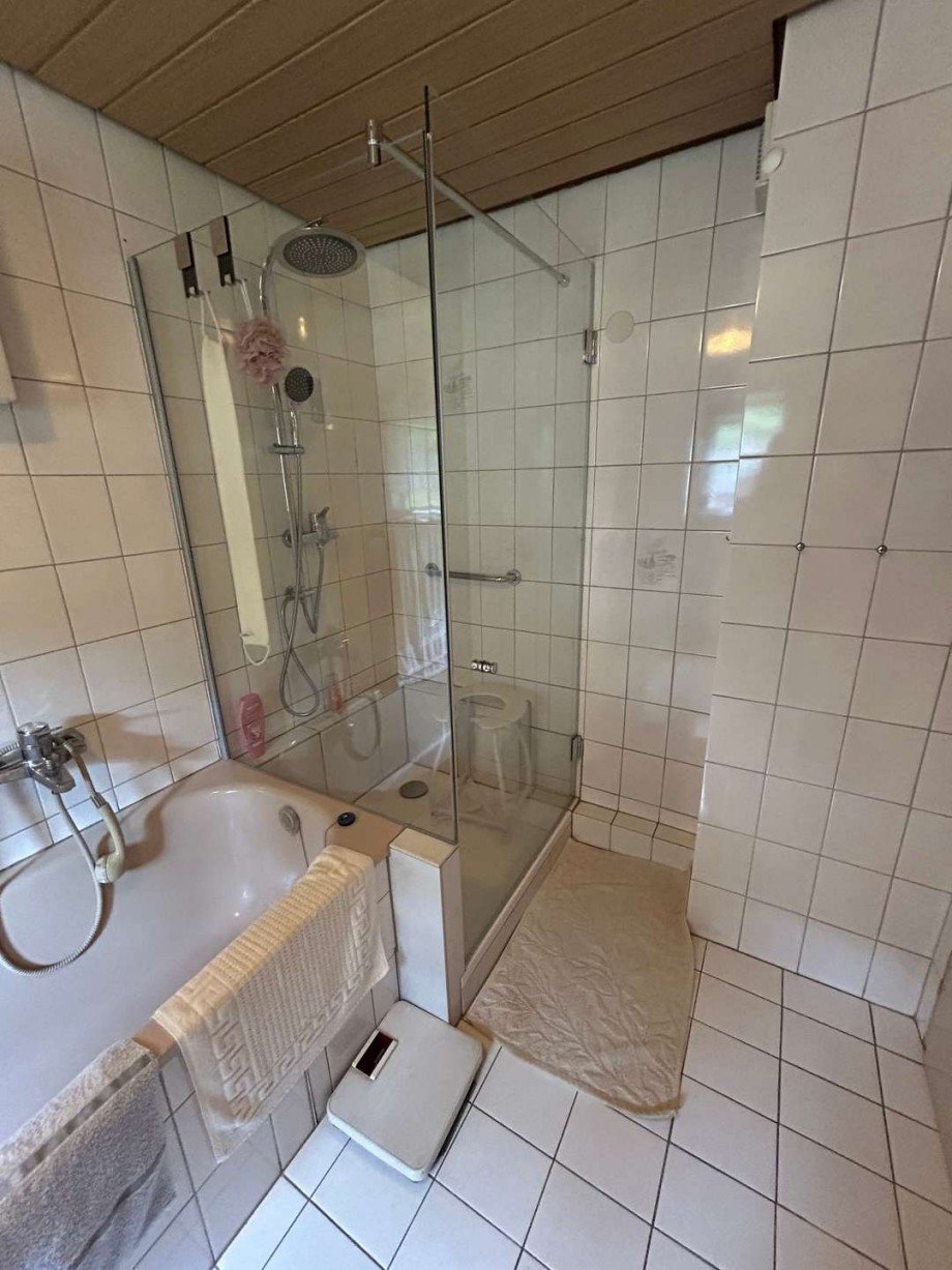 OG Bad mit Wanne und Dusche 3 Doppelhaush�lfte Waldkappel