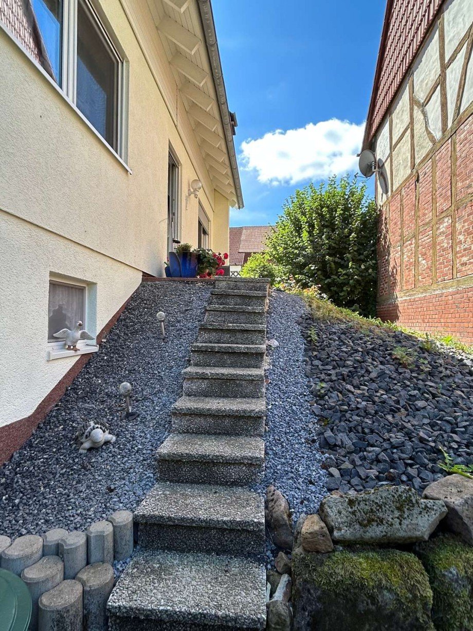Au�entreppe WOZI zum Carport und Garten Einfamilienhaus Spangenberg
