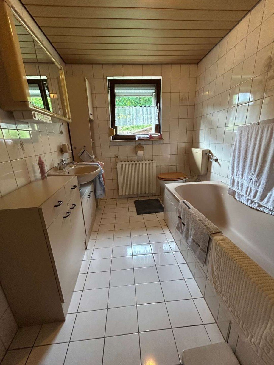 OG Bad mit Wanne und Dusche 2 Doppelhaush�lfte Waldkappel