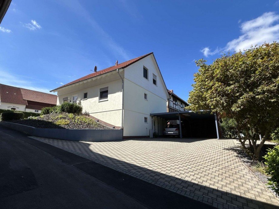 Haus mit Zufahrt und Carport 1 Einfamilienhaus Spangenberg