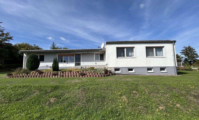 1 Stra�enansicht Ringgau Bauernhof 37 ha Eigenland + Aussiedlerhof mit sch�nem Wohnhaus und gro�en Wirtschaftsgeb�uden in Ringgau-Renda