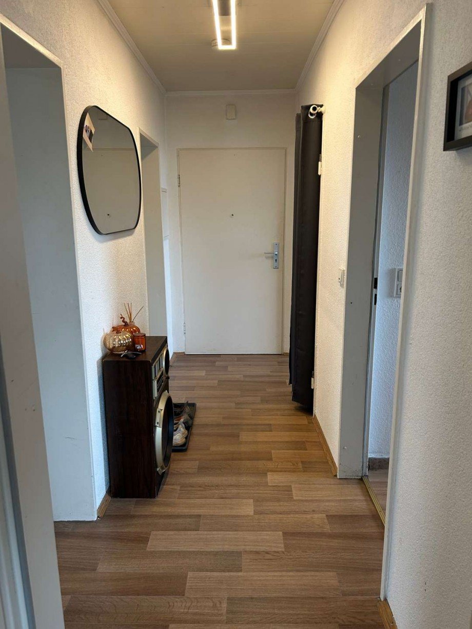 Bild 19 - Flur mit Blick aus der Wohnung zur Wohnungst�r Wohnung Sontra