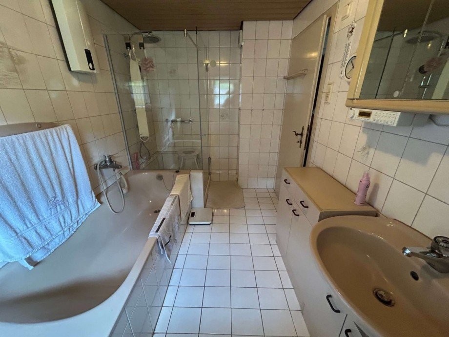 OG Bad mit Wanne und Dusche 1 Doppelhaush�lfte Waldkappel